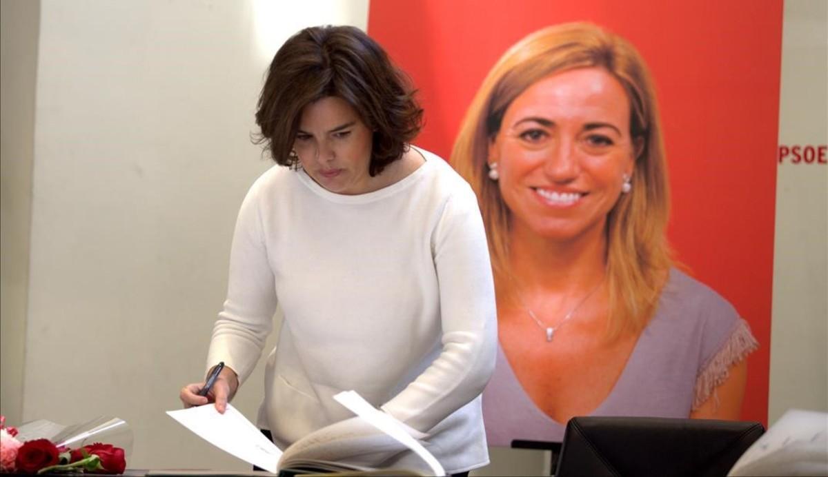 La vicepresidenta del Gobierno, Soraya Sáenz de Santamaría, firma en el libro de condolencias por Carme Chacón.