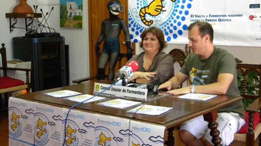 Sonia Cardona y Carlos Pons presentaron la XI edición de la Vuelta a nado a Formentera.