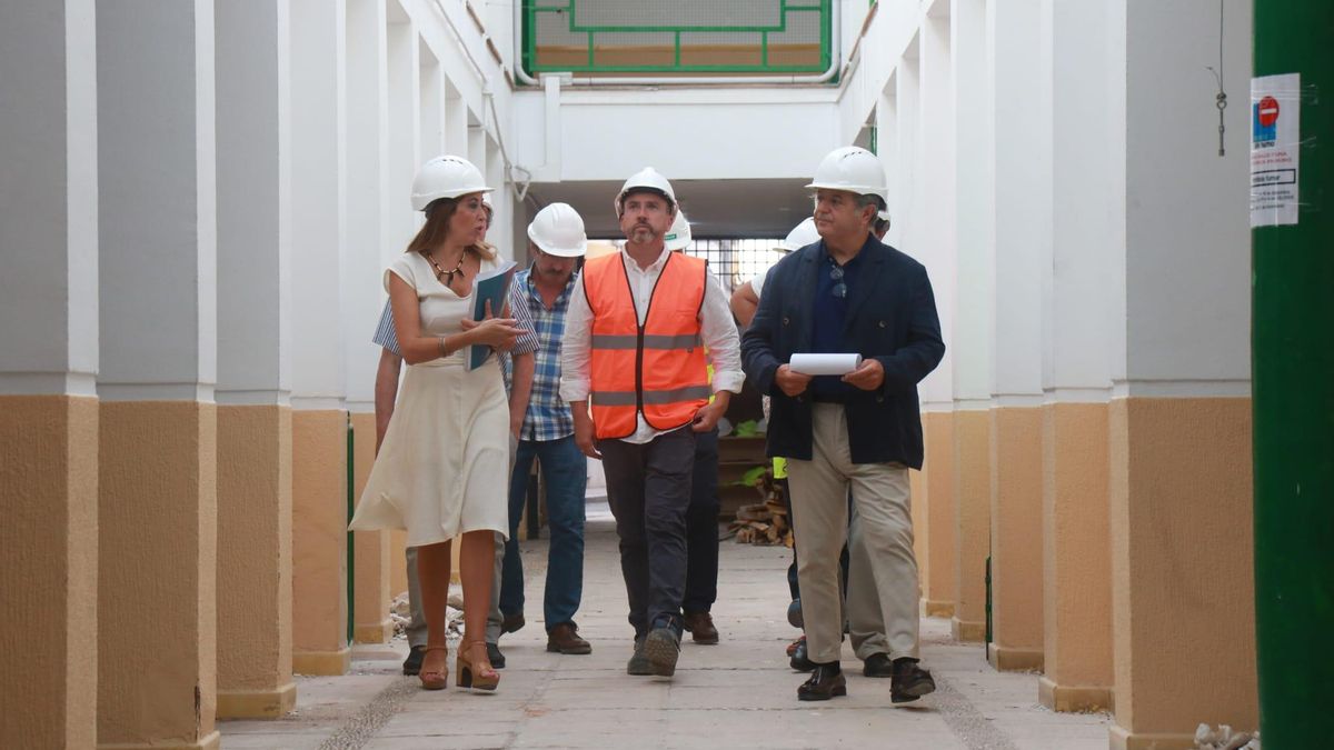 El presidente de Vimcorsa, Salvador Fuentes (derecha), visita el edificio donde se construirán las 23 viviendas.