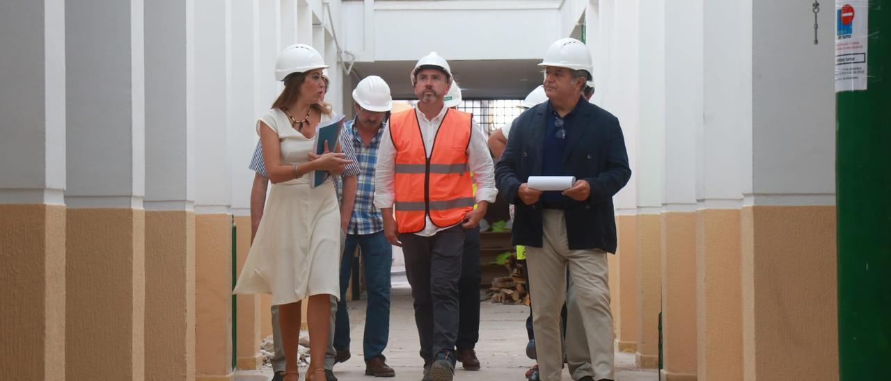 El presidente de Vimcorsa, Salvador Fuentes (derecha), visita el edificio donde se construirán las 23 viviendas.