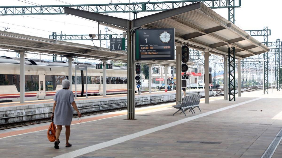 Vista de los andenes de la estación de tren de Santiago de Compostela. // Xoán Álvarez