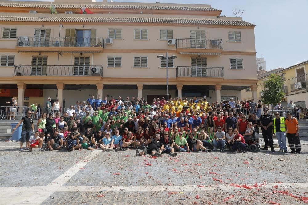 Mascletà manual en la Plaza del Pueblo de Paterna.