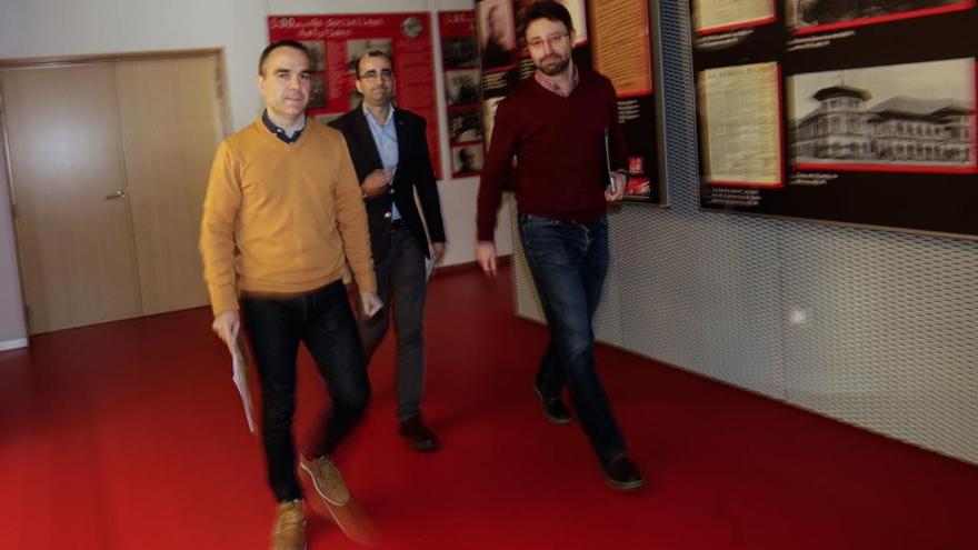 Por la izquierda, Iván Fernández, José Víctor Rodríguez y Enrique Fernández, esta mañana en la sede de la FSA.