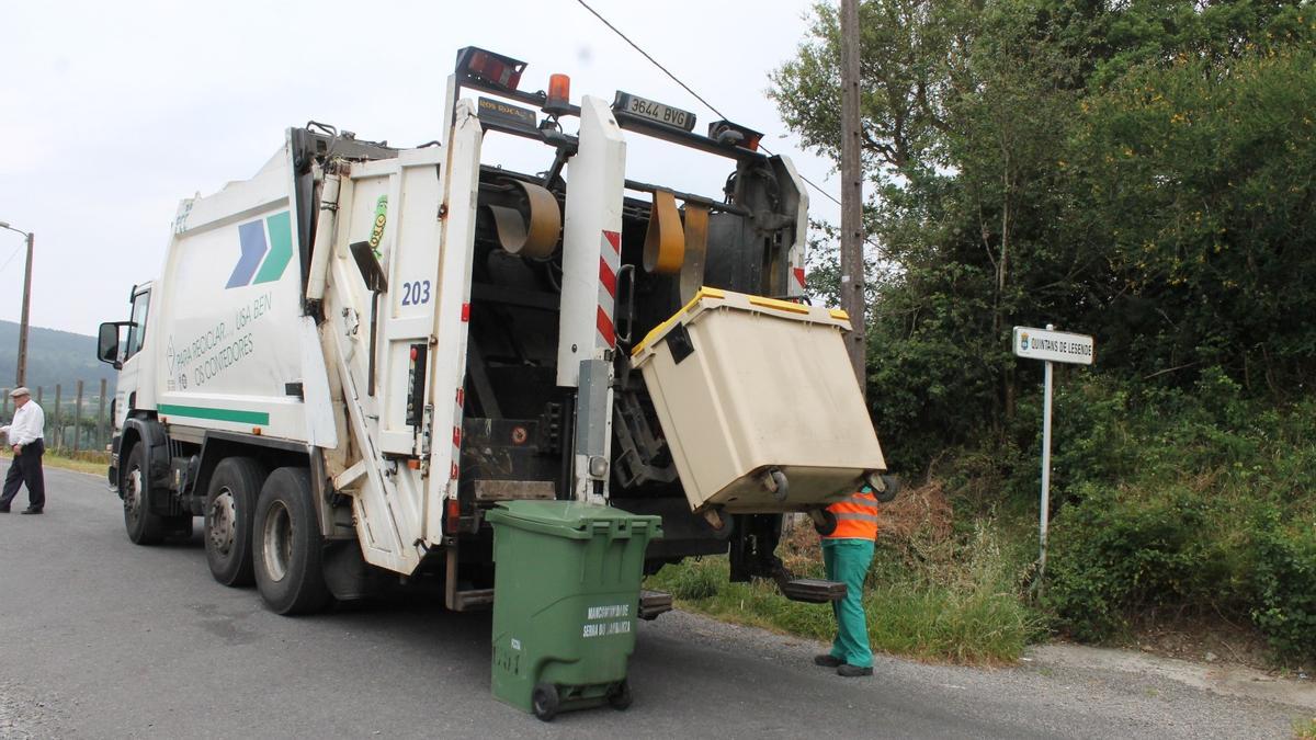 Un camión recogiendo basura en Lousame, concello socio de Serra do Barbanza.