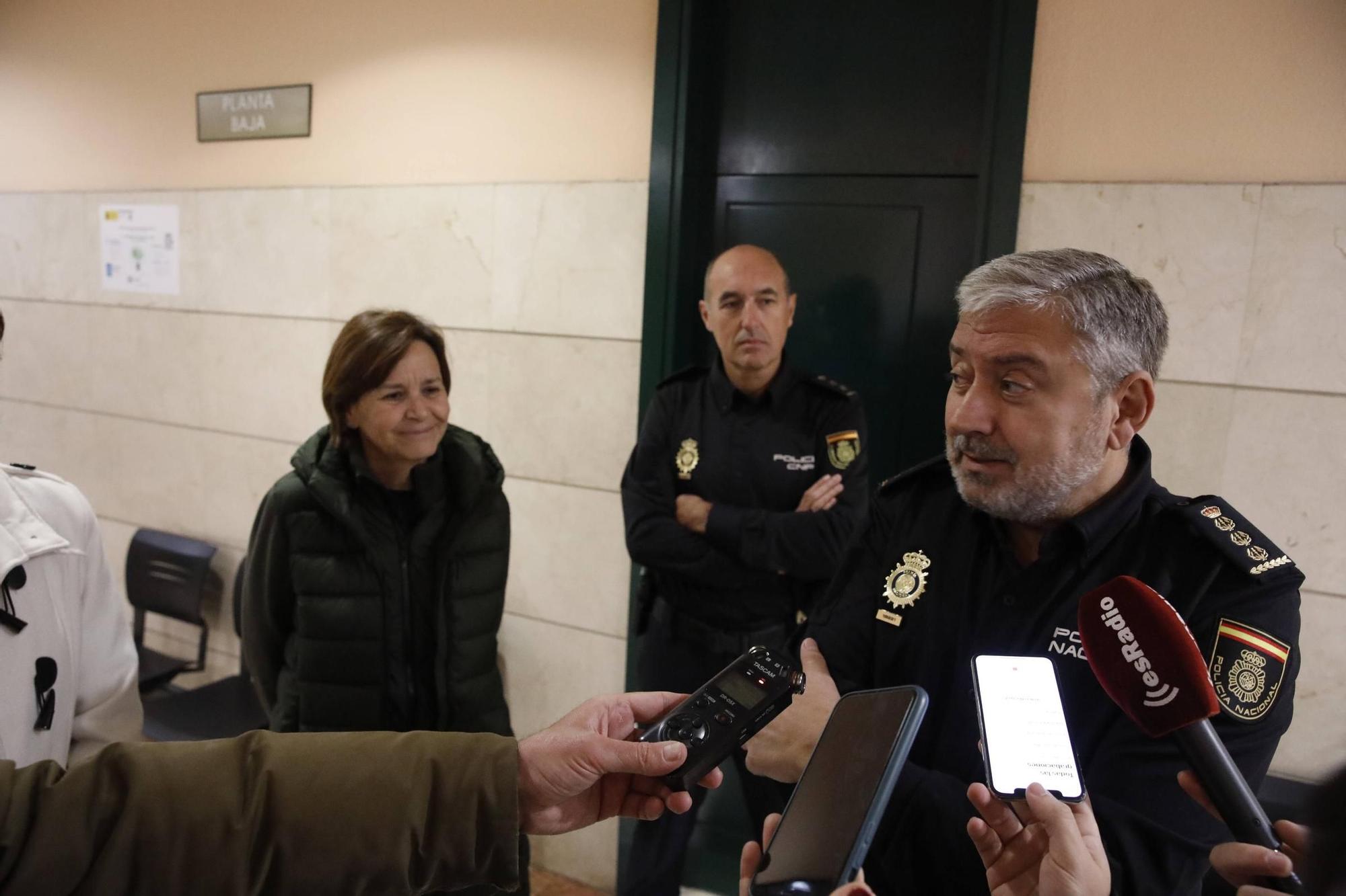 La visita de Carmen Moriyón y Nuria Bravo a la Comisaría de la Policía Nacional, en imágenes