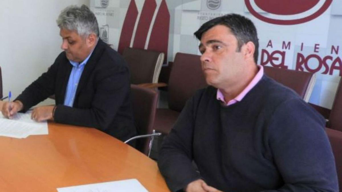 El concejal condenado, José Juan Herrera (d) junto al alcalde, Juan Jiménez, en una comparecencia pública. | | LP/DLP