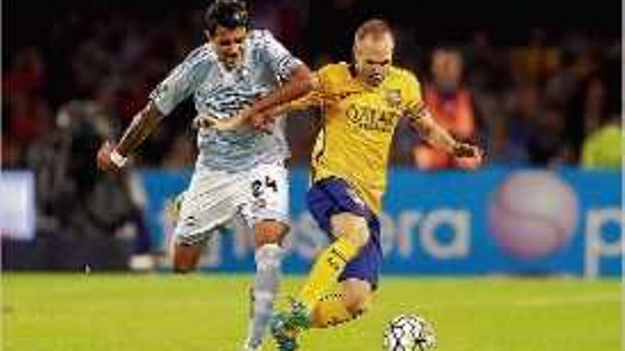 Iniesta pugnant amb el jugador del Celta Augusto en el partit de Vigo.