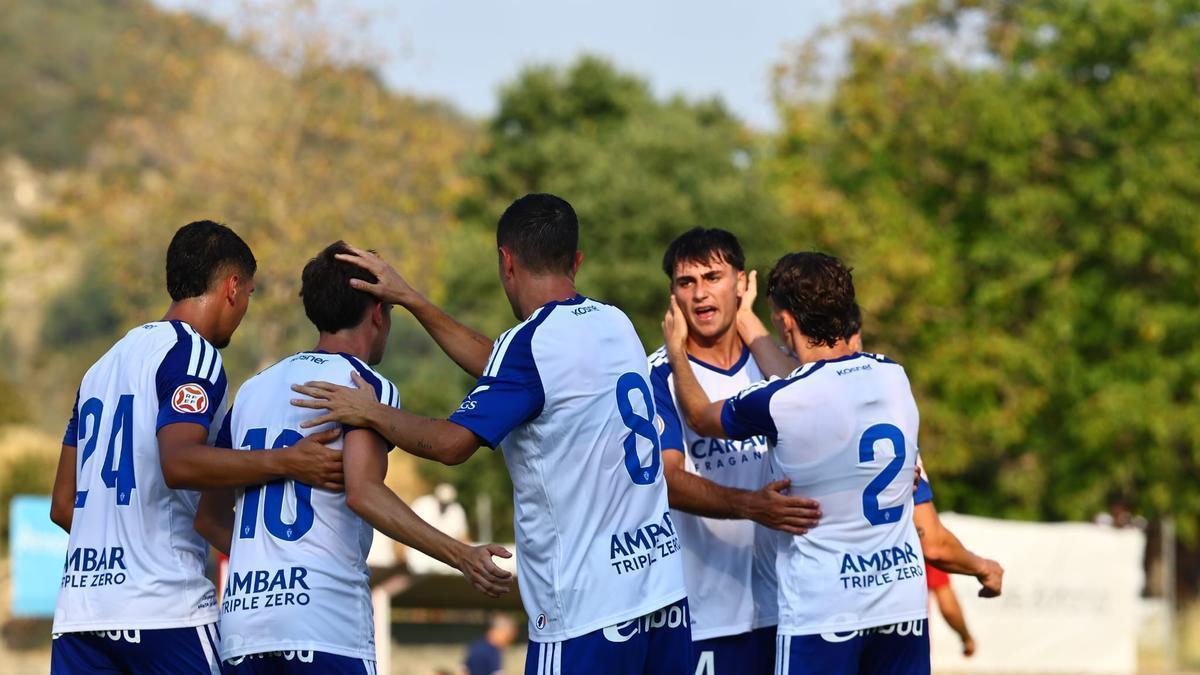 Los jugadores del Real Zaragoza, celebrando uno de los goles