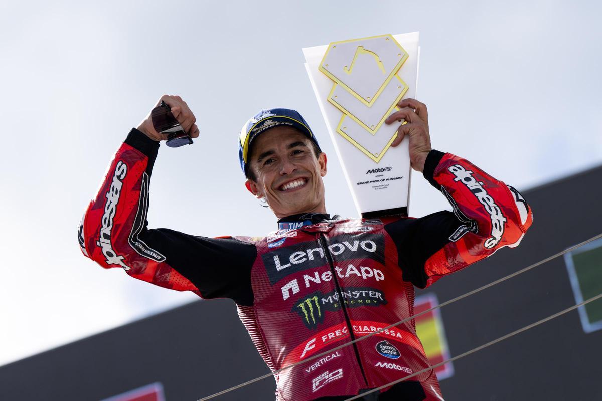 Marc Márquez (Ducati) grita, eufórico, su victoria nº 100 en el podio de Balatón Park.