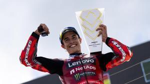 Marc Márquez (Ducati) grita, eufórico, su victoria nº 100 en el podio de Balatón Park.