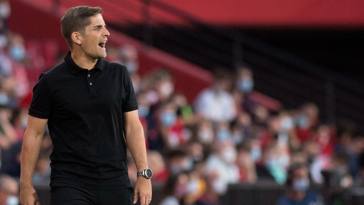 Robert Moreno dirigiendo al Granada en un partido de Liga