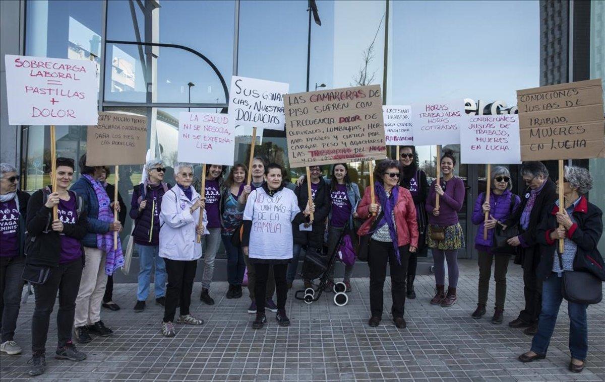 Manifestación feminista en Valencia en apoyo a las empleadas del servicio de limpieza de hoteles.