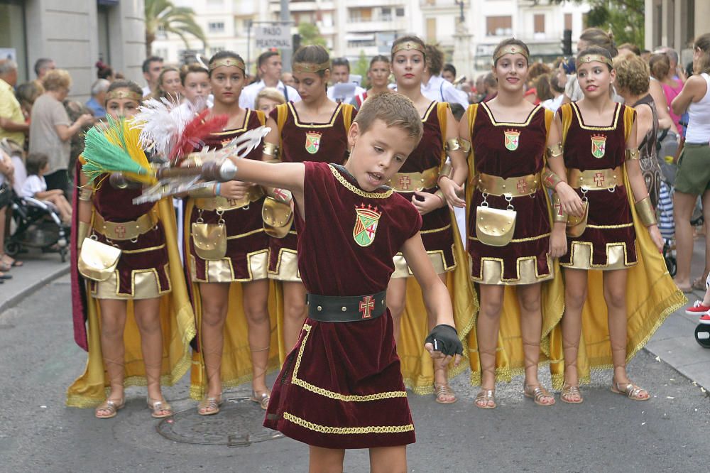 Los Moros y Cristianos reúnen a 350 niños en un desfile por las calles de Elche y la Gestora de Festejos Populares celebra una fiesta infantil en el Paseo de la Estación