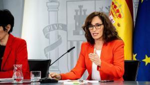 10/02/2026 (i-d) La Ministra de Inclusión, Seguridad Social y Migraciones y portavoz del Gobierno, Elma Saiz, y la ministra de Sanidad, Mónica García, durante una rueda de prensa tras la reunión del Consejo de Ministros, a 10 de febrero de 2026, en Madrid (España). El Consejo de Ministros aprueba este martes una nueva Estrategia de Desarrollo Sostenible con 100 metas a cumplir en el año 2030 entre las que se incluyen la aprobación de una prestación universal por crianza para el 100% de las familias con hijos. La iniciativa ha sido aprobada a propuesta del Ministerio de Derechos Sociales, Consumo y Agenda 2030. SALUD Gabriel Luengas - Europa Press