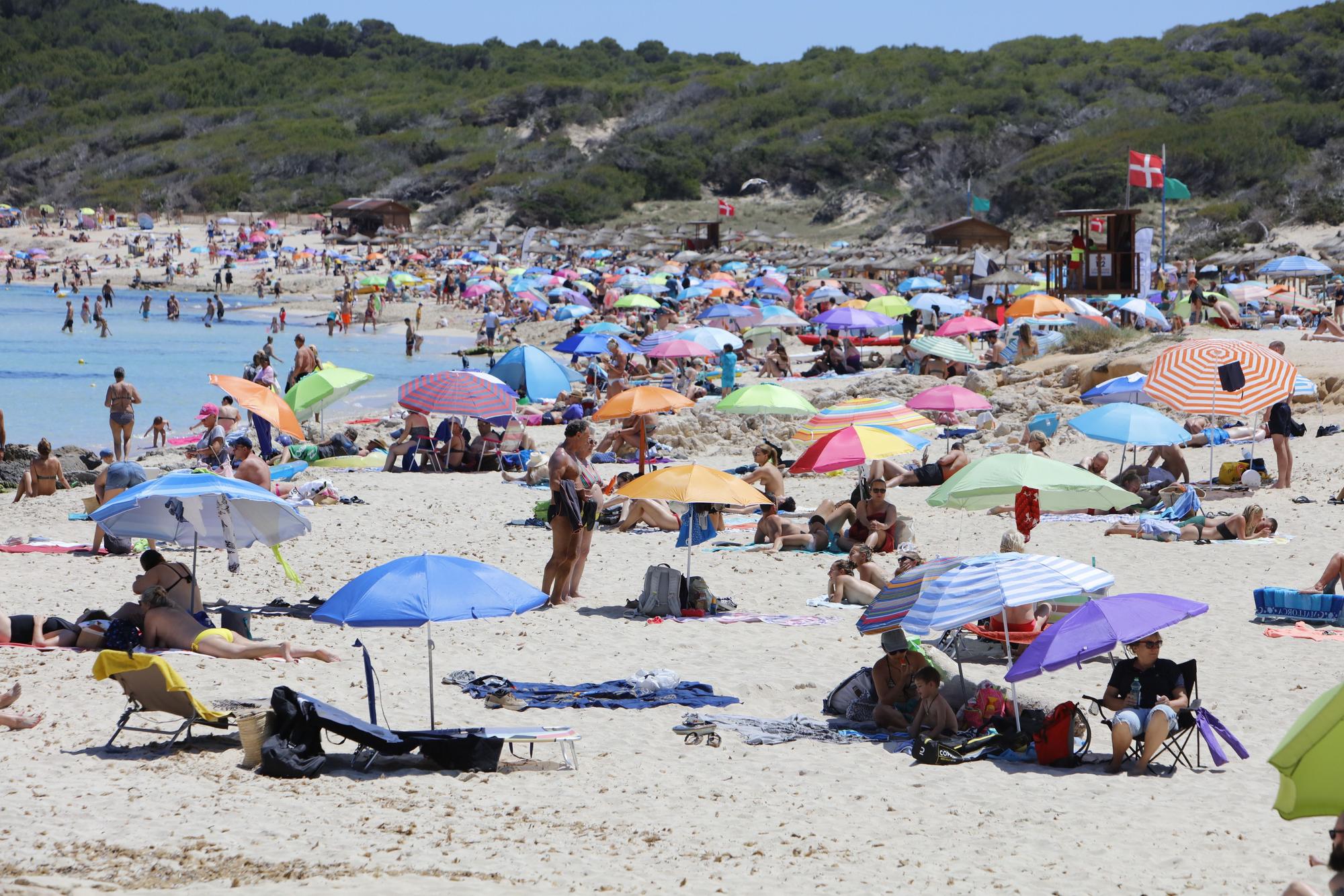 Wie im Hochsommer. So vergnügen sich schon jetzt die Urlauber an der Cala Agulla bei Cala Ratjada