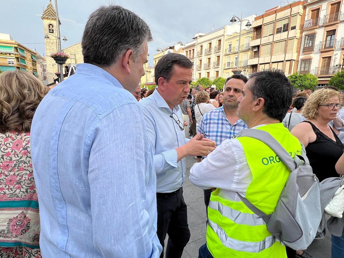 El alcalde de Lucena, Aurelio Fernández, conversa con algunos de los convocantes.