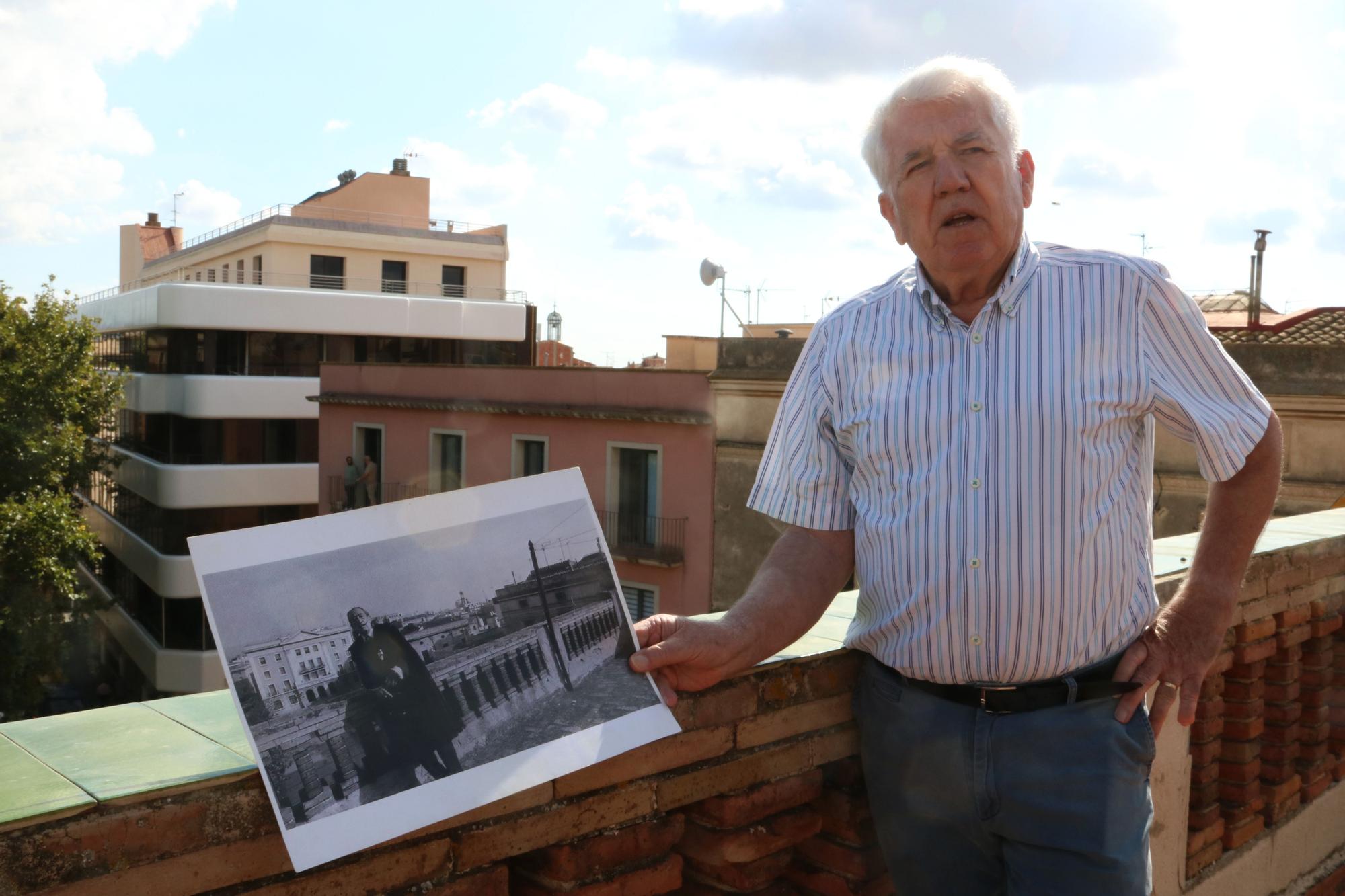 El propietari de la casa Lluís Carbó mostrant una fotografia de Dalí al terrat