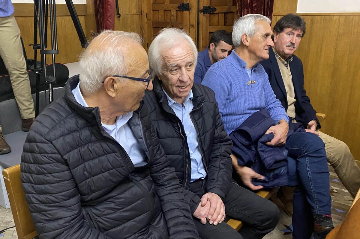 Gambín presenta su libro del Centenario del Elche rodeado de leyendas y expresidentes Gambín presenta su libro del Centenario del Elche rodeado de leyendas y expresidentes