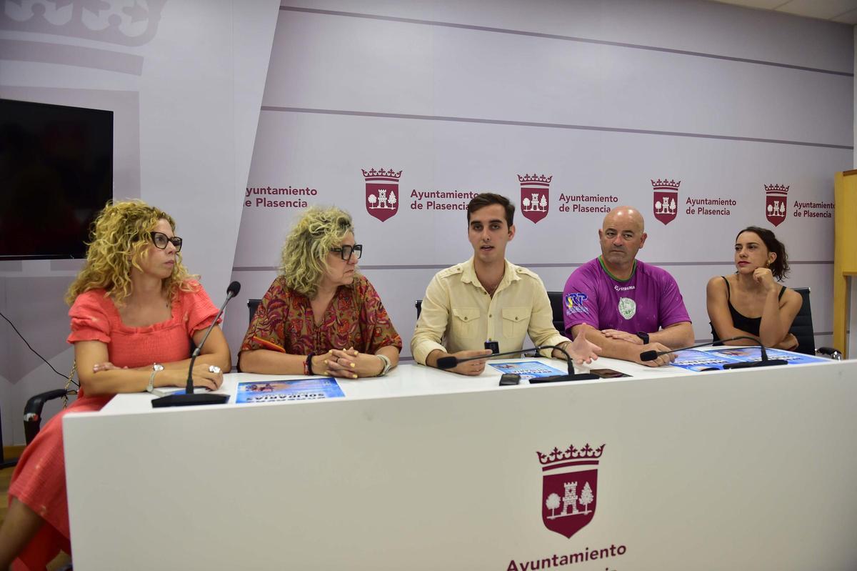 Presentación de las 'Brazadas solidarias' por los niños saharauis, en Plasencia.