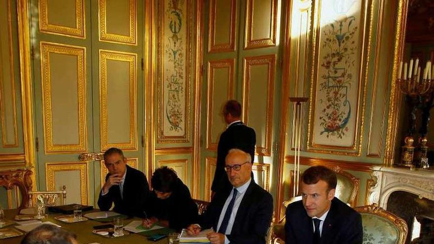 Macron (dcha.), reunido ayer en París con el canciller libanés. // Efe