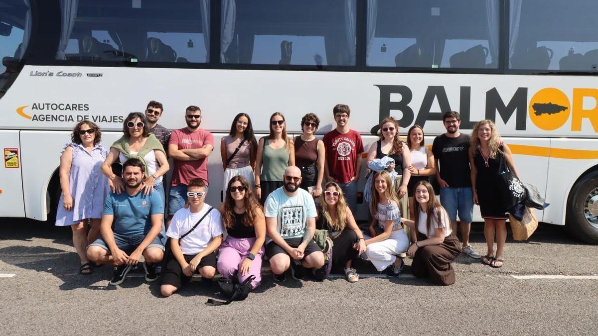 Integrantes del Grupu Etnográficu L’Oriente-Llacín, segundos antes de su partida hacia Ortigueira.