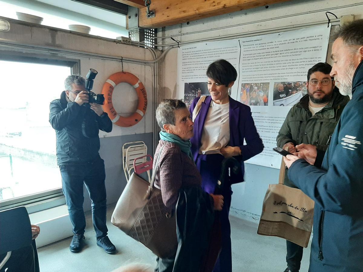 Ana Pontón con la vecina isleña Josefa Patiño, que la invitó a comer en su vivienda en Ons en las fiestas de San Xaquín.