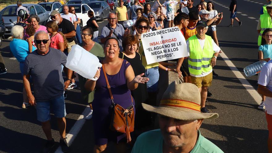 Los parcelistas cortan la N-432 para reclamar servicios básicos al Ayuntamiento de Córdoba