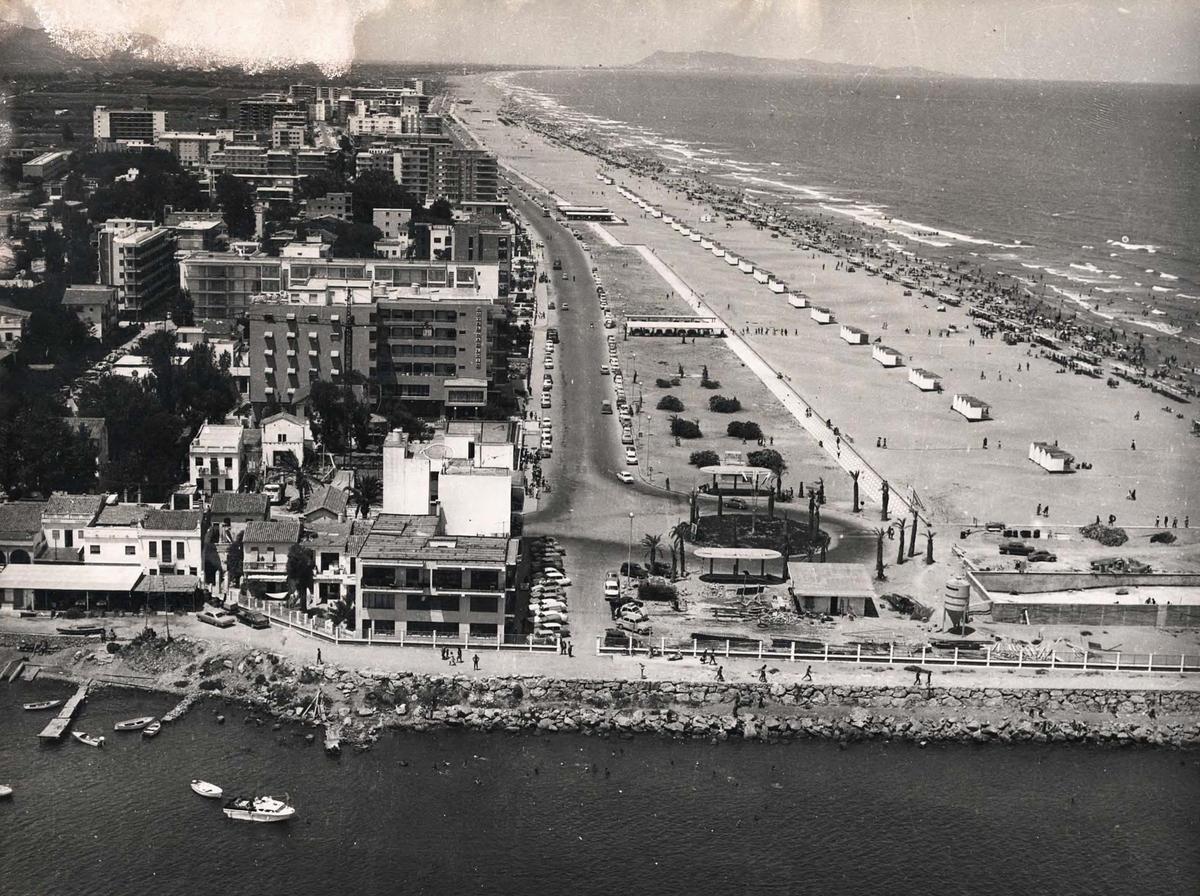 Vista antigua de la playa de Gandia con el hotel Safari al fondo.