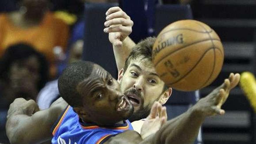 Serge Ibaka y Marc Gasol pelean por el balón. // Mike Brown