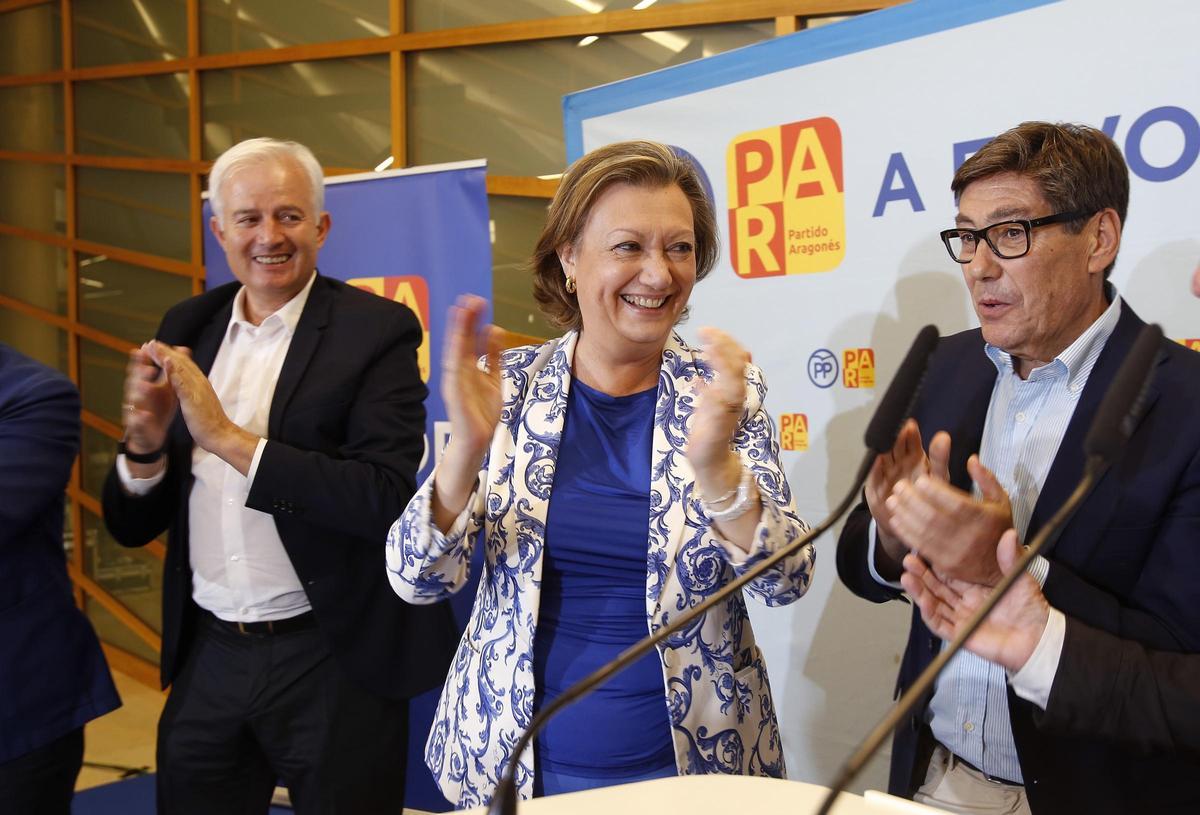 Eloy Suárez, Luisa Fernanda Rudi y Arturo Aliaga celebran los resultados electorales de la coalición PP-PAR en las elecciones de 2026.