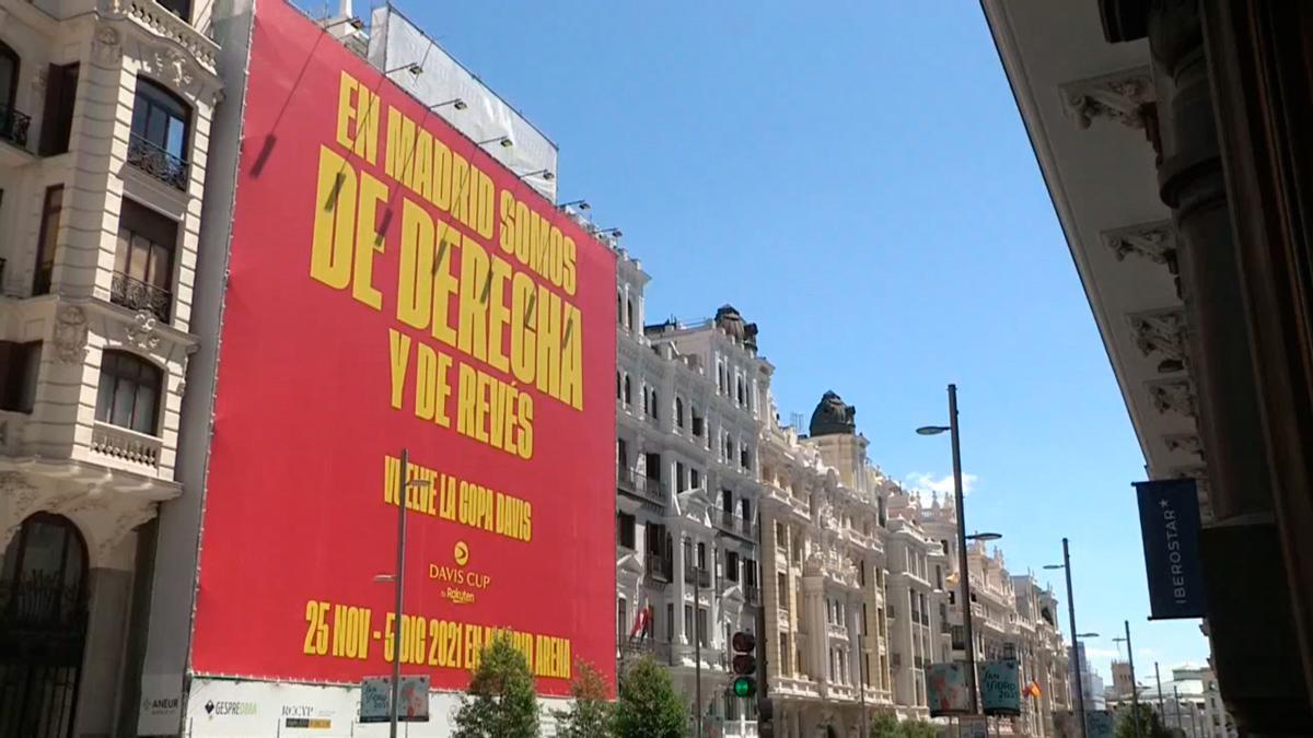 Una polémica lona en la Gran Vía anuncia la vuelta de la Copa Davis