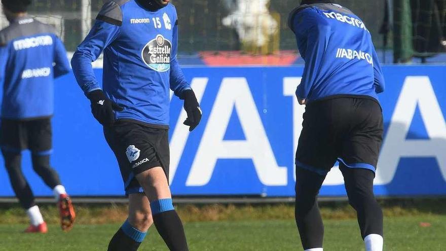 Adrián toca con el interior un balón durante el entrenamiento de ayer en Abegondo.