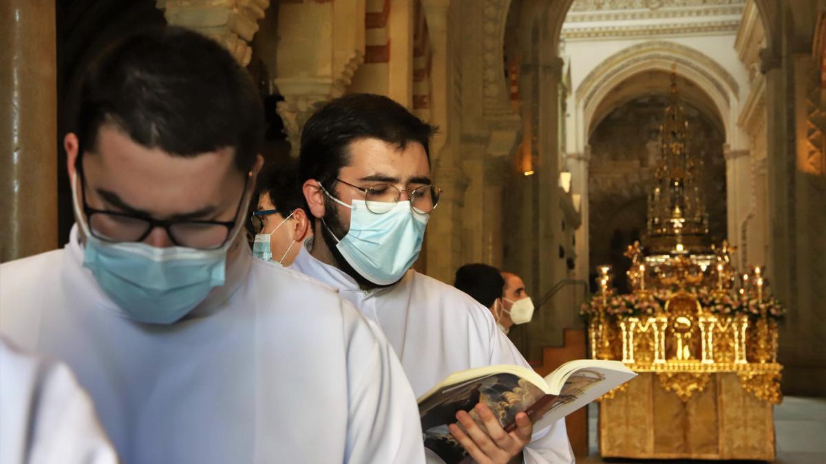 El Patio de los Naranjos acoge la procesión del Corpus Christi