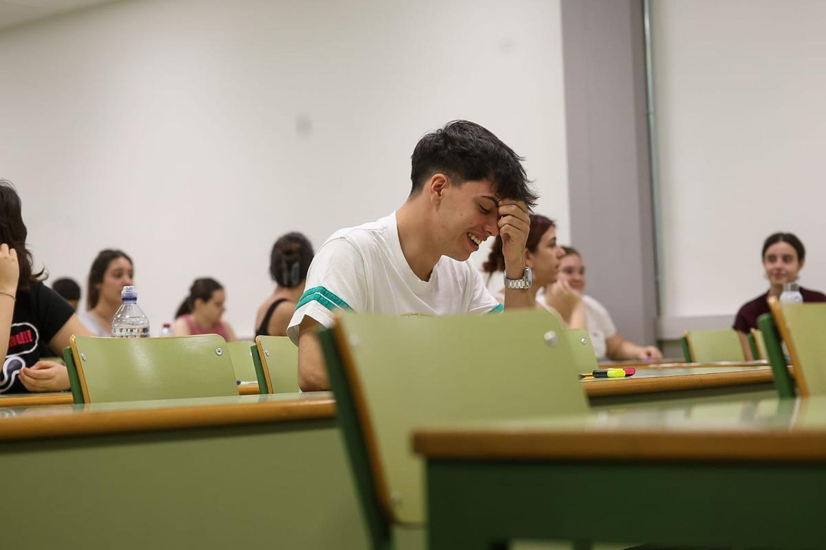 Estudiantes en el primer examen de la selectividad de 2025