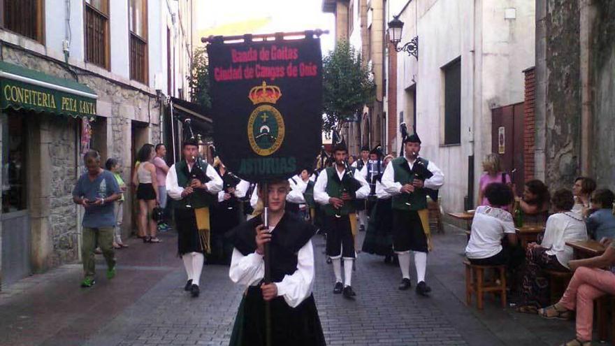 El desfile de las gaitas por Cangas de Onís.