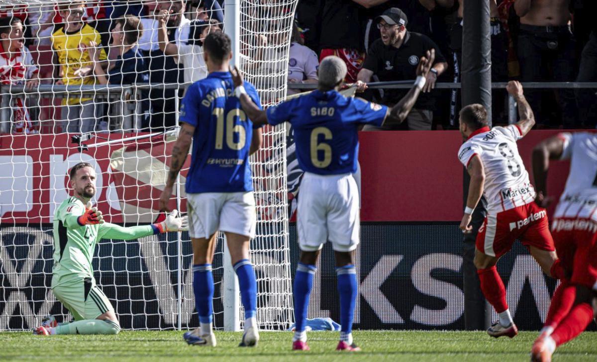 Chaira cae ante Galán en el Osasuna-Oviedo.
