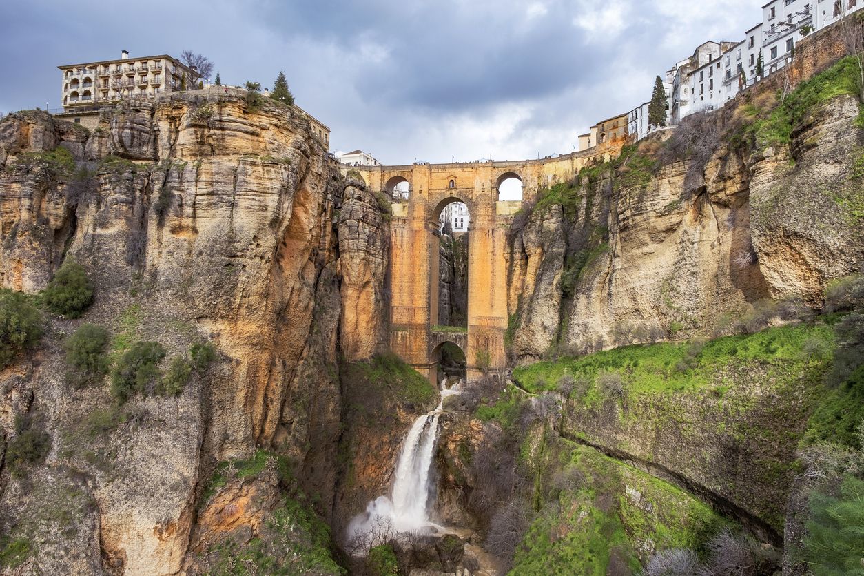 El mítico Puente Nuevo de Ronda y a la izquierda el Parador