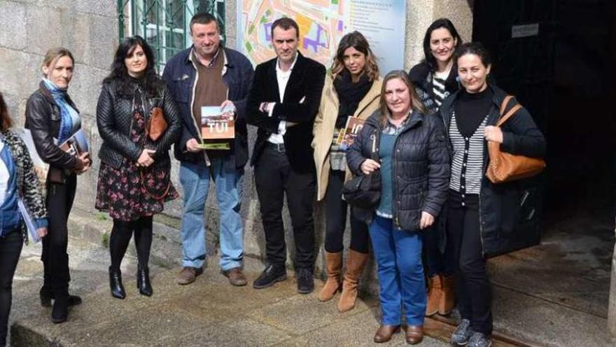 Alcalde y concejal (centro), con exalumnas del taller y colaboradoras. // J. V.