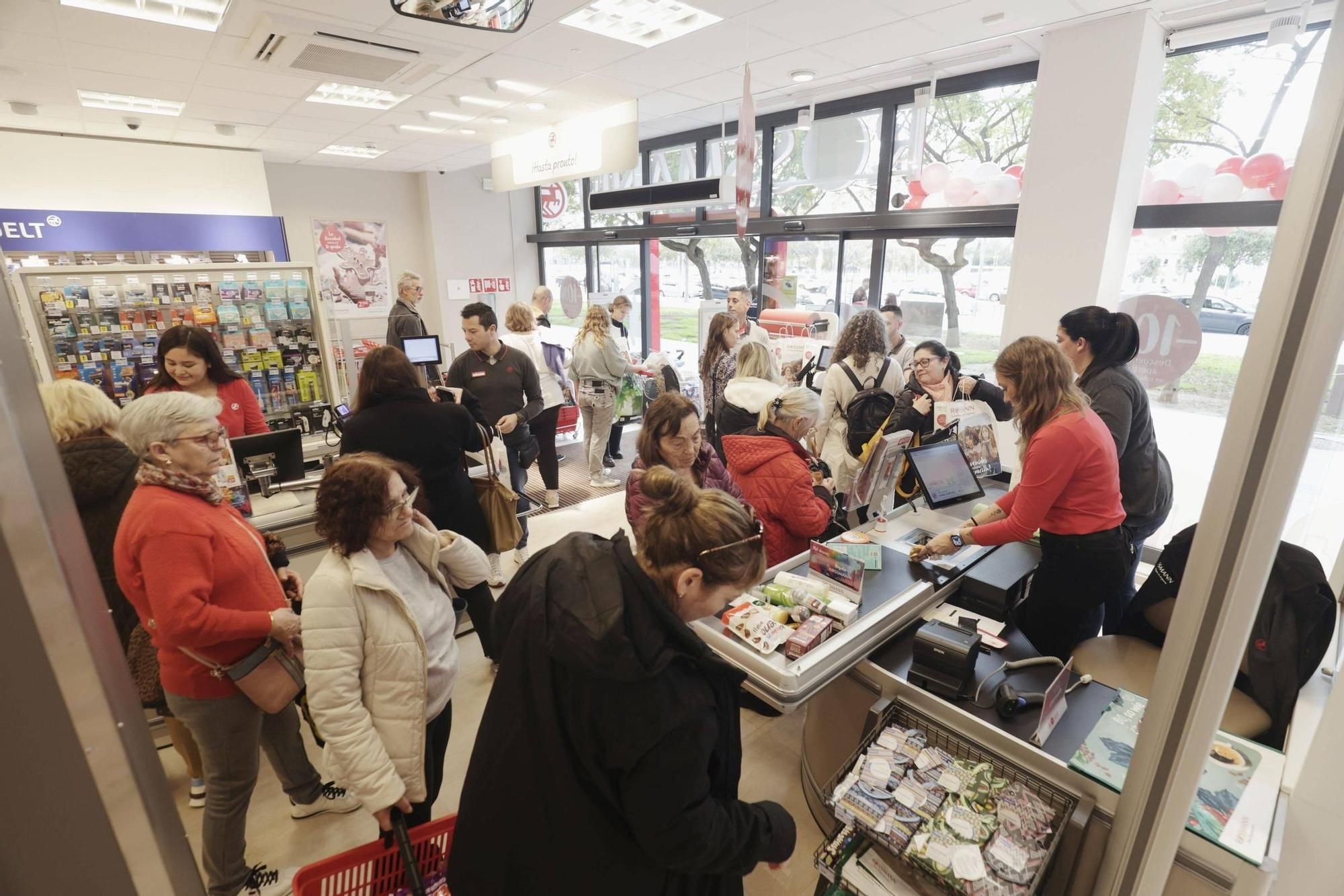 Lange Schlange, kaufwütige Kunden: Der Drogeriemarkt Rossmann eröffnet seine Filiale in Palma mit einem Knall