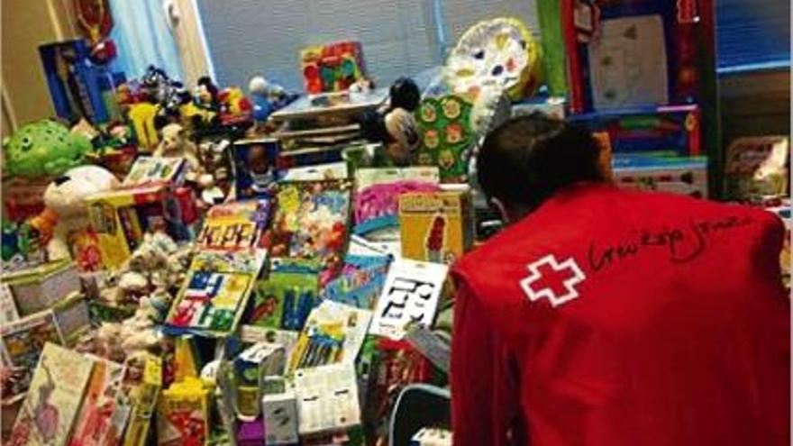 Un voluntari de Creu Roja Joventut organitzant les joguines que s&#039;han donat per als nens.