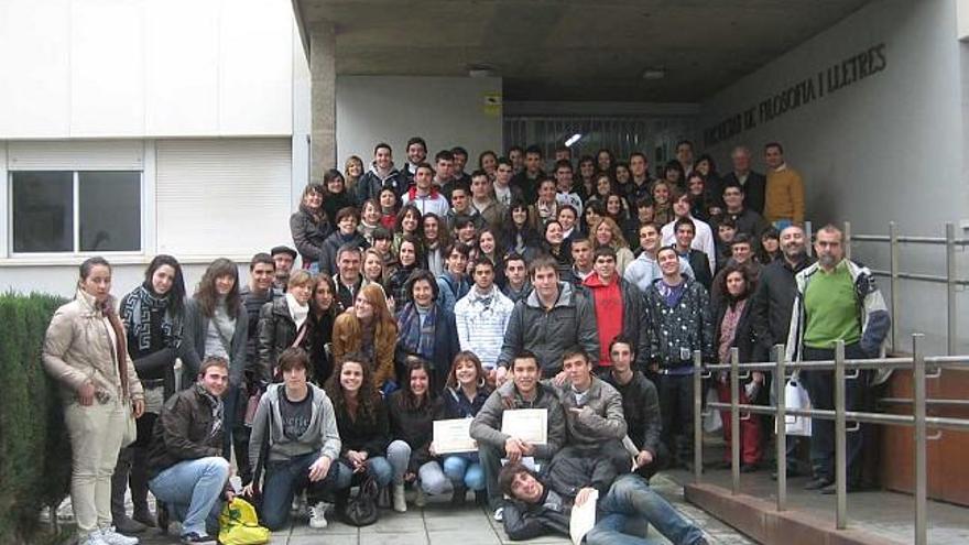 Los setenta alumnos posan frente a la entrada de la Facultad de Filosofía y Letras, sede de la II Olimpiada