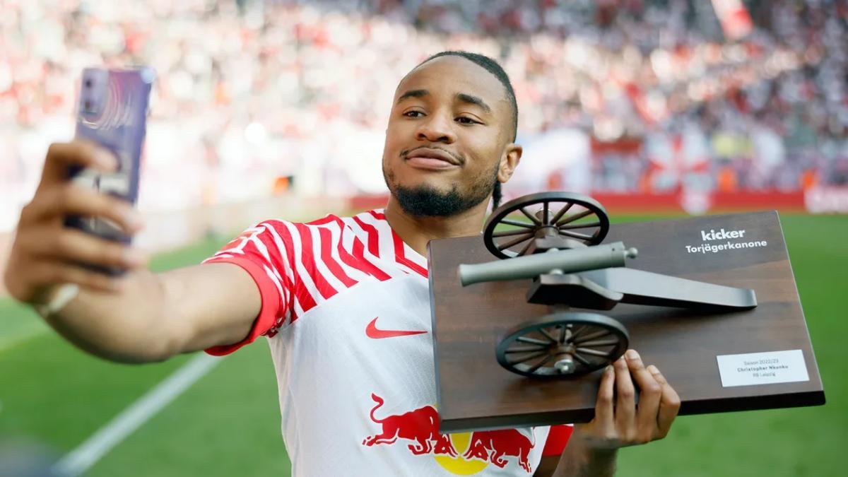 Christopher Nkunku, posando con el trofeo de máximo goleador de la Bundesliga 2022/23