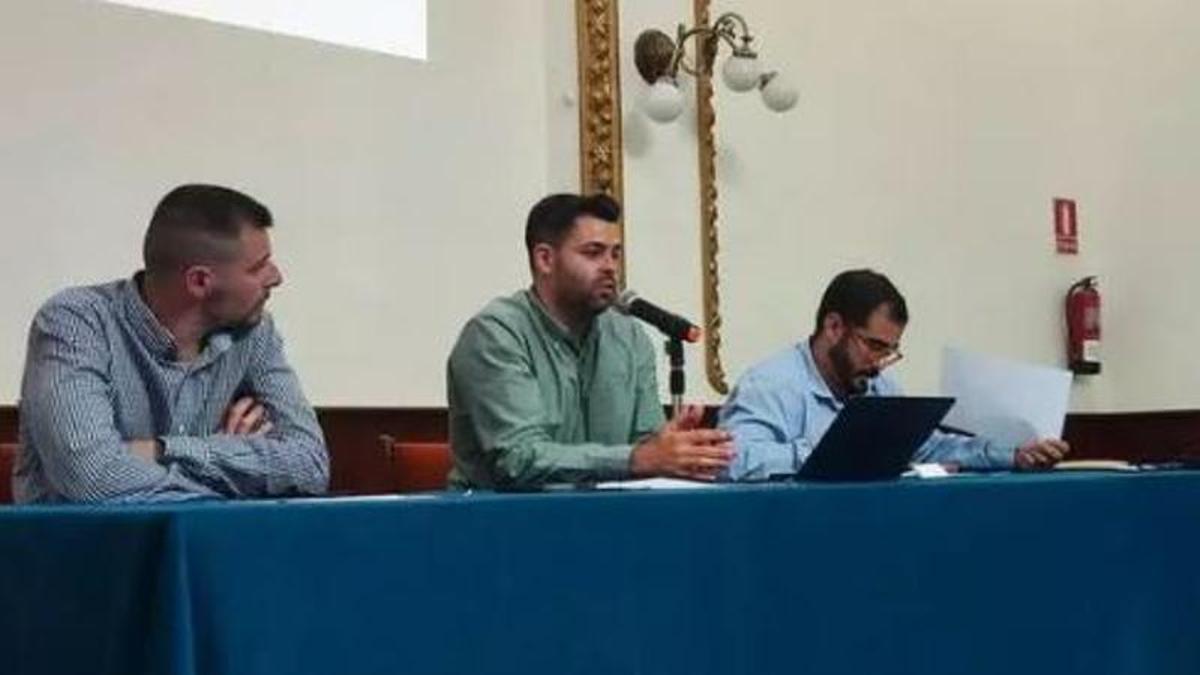 El presidente del Alzira FS, Vicente Fontana, en el centro, durante una asamblea del club.