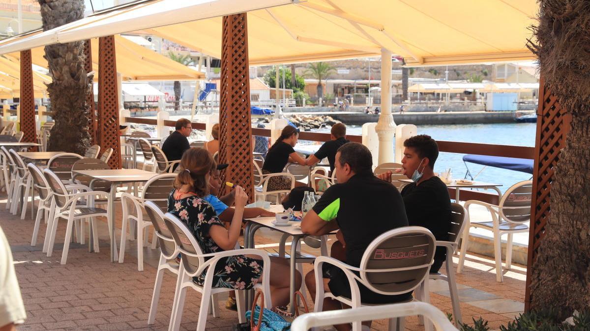 Terraza de un restaurante de La Manga durante el pasado fin de semana. juan caballero