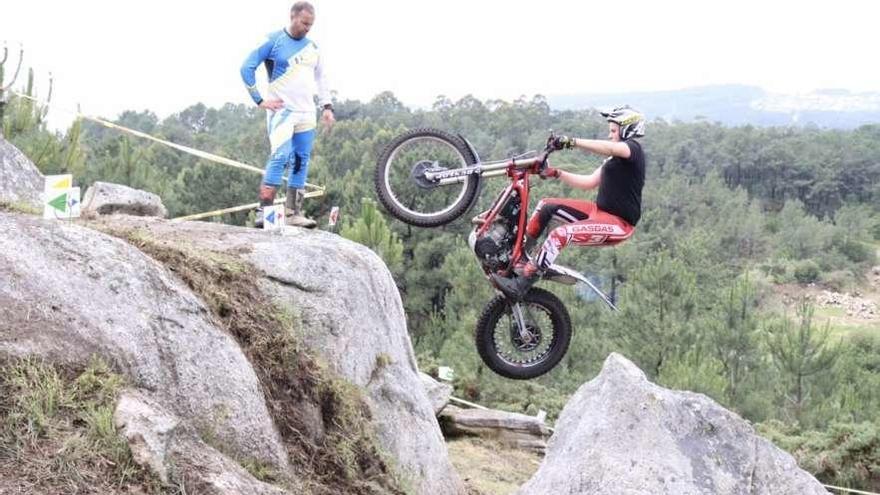 Uno de los participantes en la prueba de trial disputada ayer en Monte Siradella. // Muñiz