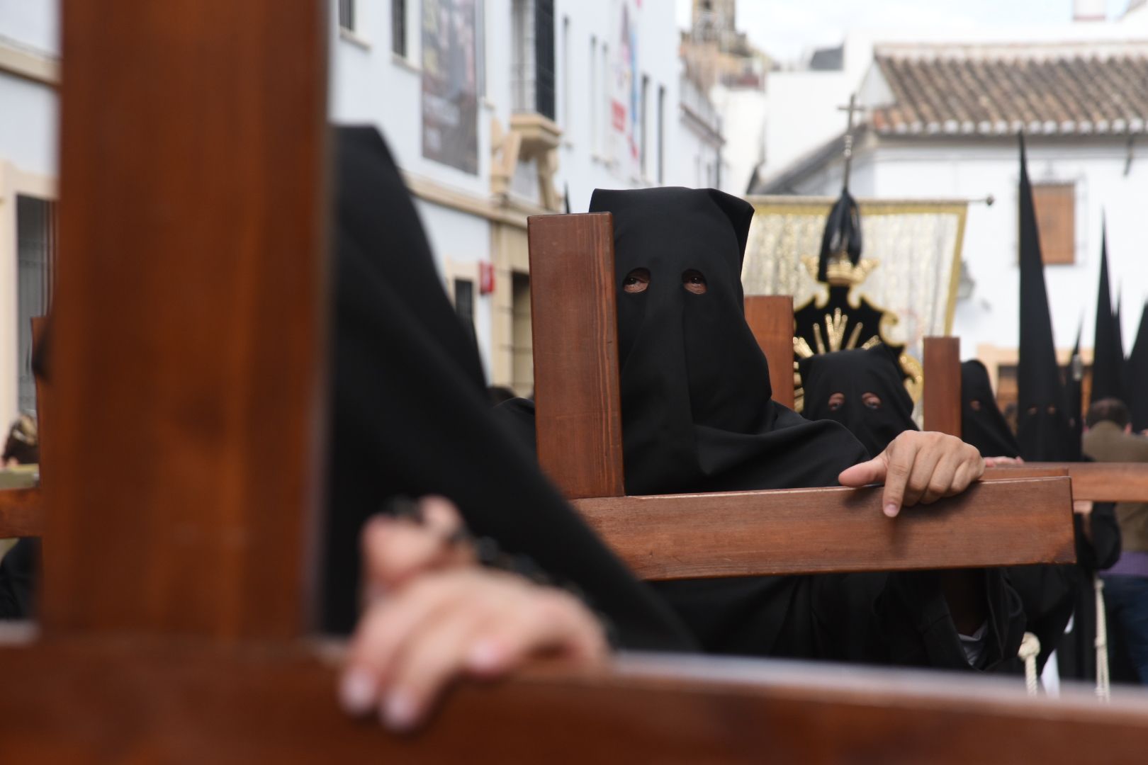 El Nazareno recoore las calles de su barrrio camino de la carrera oficial