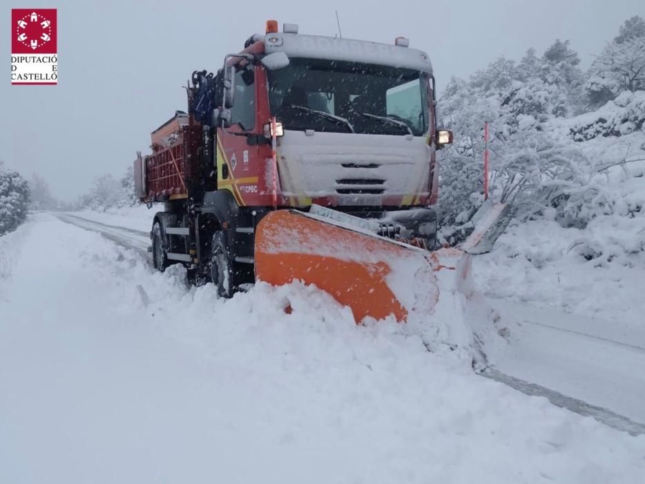 Bomberos asisten en carretera a los conductores en Castelló.