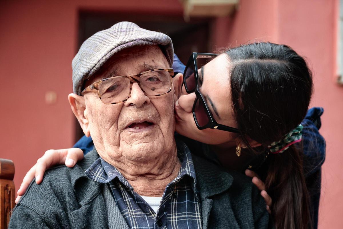 Julio López junto a una de sus nietas