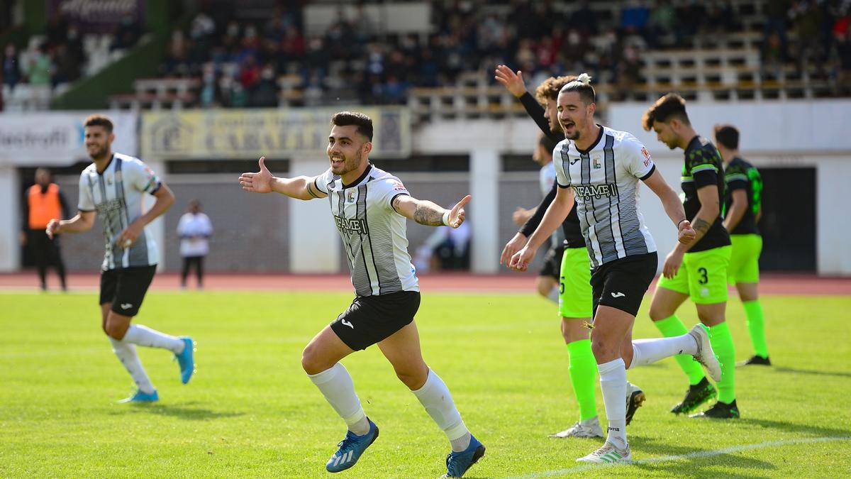 Alberto Núñez celebra el gol de la UP Plasencia ante el Azuaga (1-0).