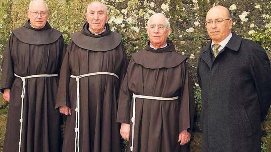 Los padres franciscanos y el presidente de Rutas del Románico.//G.S.